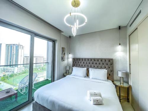 迪拜STAY BY LATINEM Luxury 2BR Holiday Home CV B1309 Near Burj Khalifa的一间卧室设有一张大床和一个大窗户