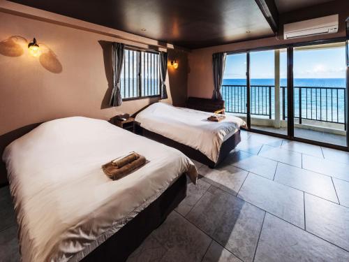 北谷町美国日落酒店的海景客房 - 带两张床