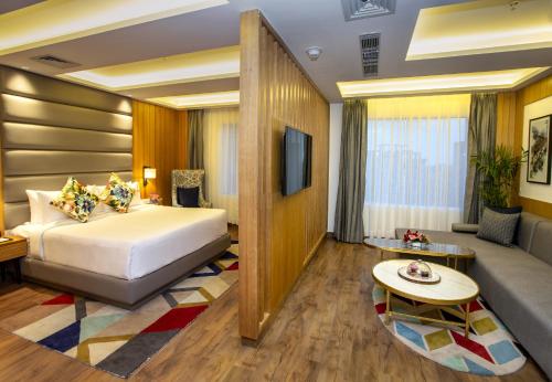 格德拉Ramada by Wyndham Katra Station Road的酒店客房,配有床和沙发