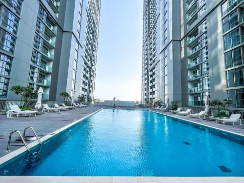 迪拜STAY BY LATINEM Luxury 2BR Holiday Home CV B1309 Near Burj Khalifa的两个高楼中间的一个大型游泳池