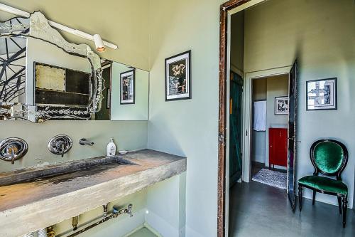 包道乔尼托毛伊Badacsony Loft的浴室设有镜子和绿色椅子