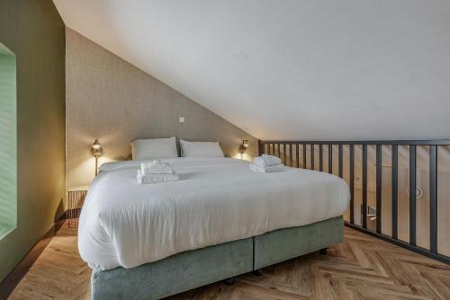 阿姆斯特丹Bens The Walton的一间卧室配有一张带白色床单的大床
