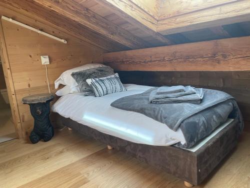 莫尔济讷Chalet Moose的木天花板的客房内的一张床位