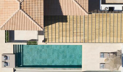 苏卡雷斯Epiphany Villas Lefkada的享有带游泳池的房屋的空中景致