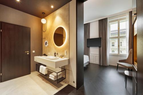 萨尔茨堡HYPERION Hotel Salzburg的一间带水槽和镜子的浴室