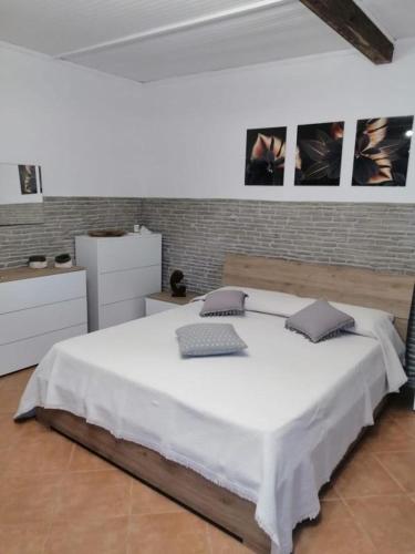 蓬特加莱里亚Lo Chalet的卧室配有一张白色大床