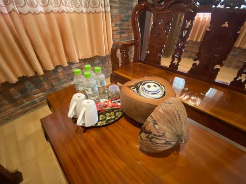 美奈五月酒店的一张桌子,上面放着一碗水和瓶子