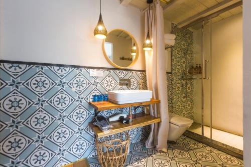 杭州杭州西湖泊客酒店的一间带水槽、卫生间和镜子的浴室
