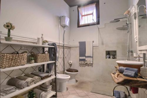 阿莱萨诺La Cuccuvascia pool house的一间带卫生间和水槽的浴室