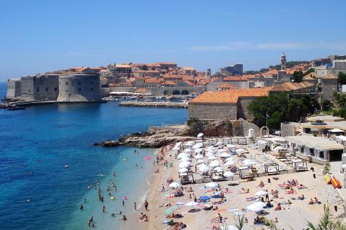 杜布罗夫尼克Apartments by the sea Dubrovnik - 18908的一群人,在海滩上