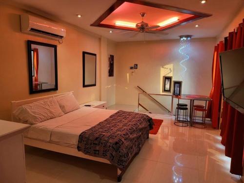 安吉利斯Resort-type, spacious 1 bedroom condo in Kandi.的一间卧室配有一张床,厨房配有桌子