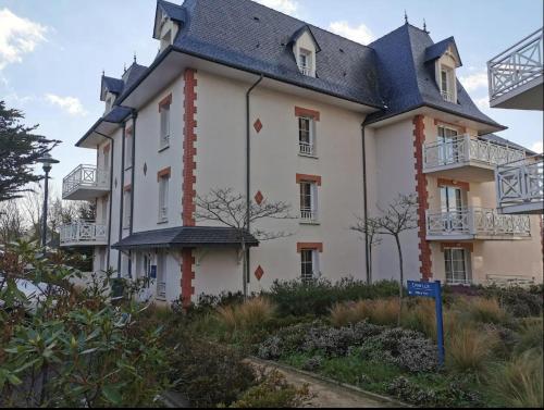 普雷讷夫昂德雷Magnifique vue mer - Tout confort的大型白色建筑,有 ⁇ 帽屋顶