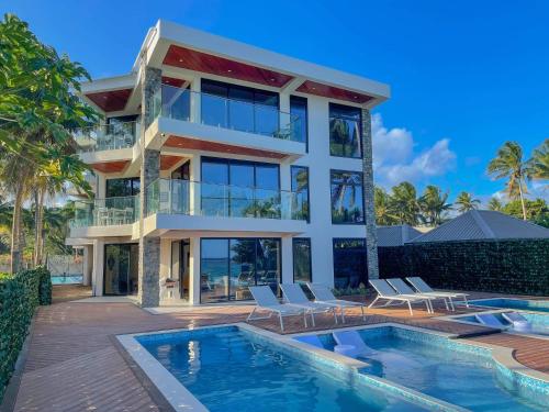 科罗雷乌毛伊岛棕榈酒店的一座房子前面设有游泳池