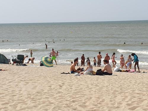 奥斯坦德Apartment Raversijde with Seaview的一群人坐在海滩上