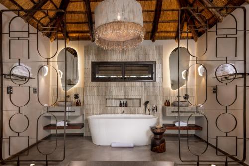 克拉塞利尔自然保护区Simbavati Waterside的一间带大浴缸和吊灯的浴室