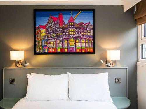 切斯特切斯特艾伯特威尔美居酒店的卧室配有床上方的绘画作品