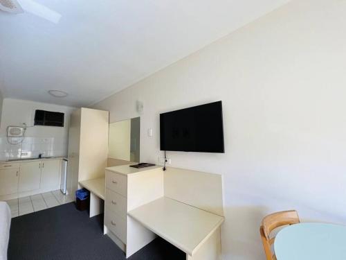 格莱内尔格1BR at Moseley st Glenelg 30的客房设有书桌和墙上的电视