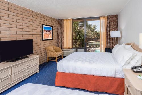 钦利谢伊峡谷钦利假日酒店的配有一张床和一台平面电视的酒店客房