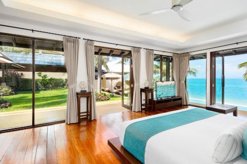 班拉克海滩Bacaya Beachfront Villa的一间卧室配有一张床,享有海景