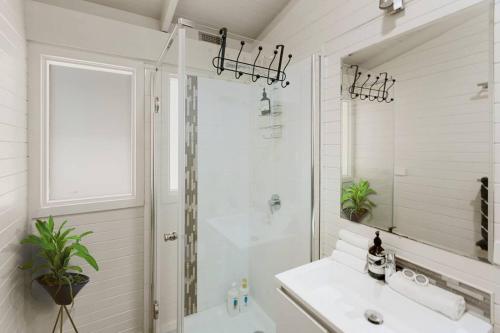 布勒山AALFOR LODGE - Luxury Cabin with Spa & Cinema!的带淋浴和盥洗盆的白色浴室