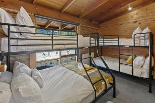 布勒山AALFOR LODGE - Luxury Cabin with Spa & Cinema!的小屋内带两张双层床的客房
