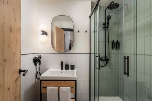 毕尔巴鄂BYPILLOW Irala的一间带水槽和淋浴的浴室