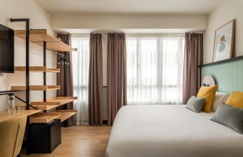 毕尔巴鄂BYPILLOW Irala的一间酒店客房,设有一张床和一个楼梯