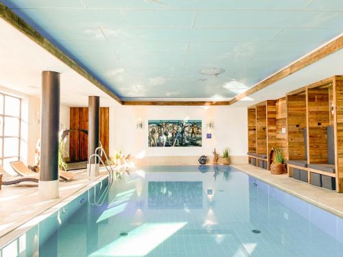 基姆湖畔普林Yachthotel Chiemsee GmbH的一座带天花板的房屋内的游泳池