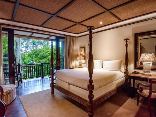 巴利托Zimbali Lodge by Dream Resorts的一间卧室设有一张床和一个阳台