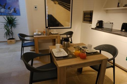 奥斯坦德James & Leon的一间带木桌和椅子的用餐室