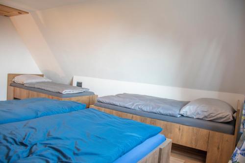 ŽelezniceChata Na Vyhlídce的客房设有2张双层床,配有蓝色床单