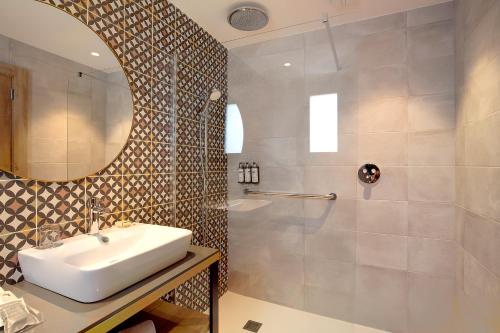 瓦伦西亚加泰罗尼亚伊克赛尔瑟酒店的一间带水槽和淋浴的浴室