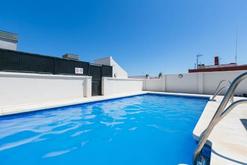马拉加Romántico Estudio con Piscina的建筑物屋顶上的游泳池