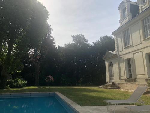 卢瓦尔河畔圣西La Grande Carrée的房屋前有游泳池的房子