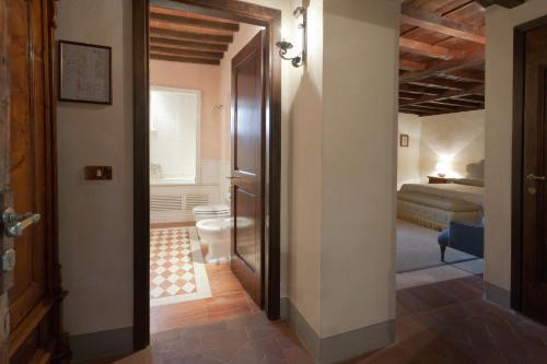 基安蒂盖奥勒卡斯特罗迪斯帕特纳度假酒店及水疗中心的走廊上设有通往卧室的门