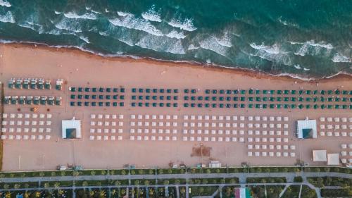 锡德Sentido Kamelya Selin Luxury Resort & SPA的享有建筑海景的空中景致
