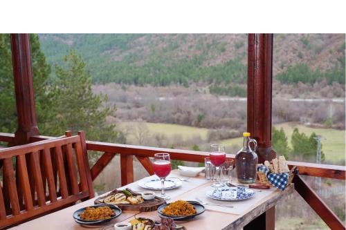 BabahızırMengen Rüya Çiftliği的餐桌,带食物盘和酒杯