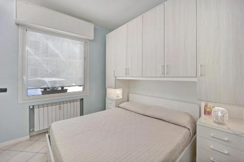 阿拉西奥Serendipity的白色的卧室设有床和窗户