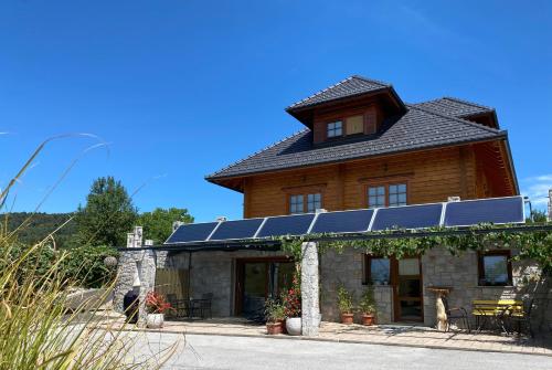 波斯托伊纳Lovely apartment in nature with infrared sauna!的屋顶上设有太阳能电池板的房子
