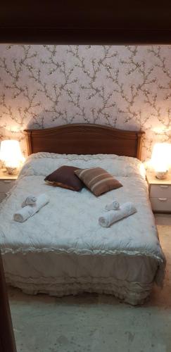 卡斯泰尔福尔泰Guesthouse Mare&Monti Castelforte的一间卧室配有一张床,上面有两条毛巾