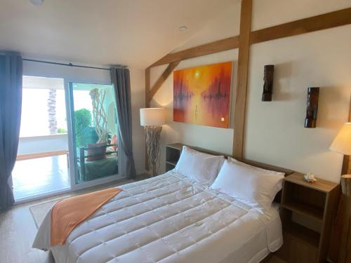班邦宝Nam Jai Beach - Sunset的一间卧室设有一张大床和一个大窗户