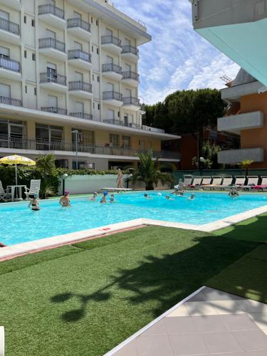 贝拉里亚-伊贾马里纳诺迪鲁斯酒店的一座大建筑前的游泳池