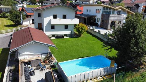 舍恩伯格Casa Melissa的享有带游泳池的房屋的空中景致