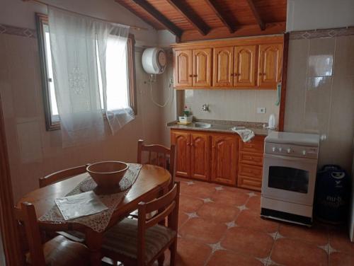 巴列埃尔莫索El Sabinar的厨房配有桌椅和窗户。