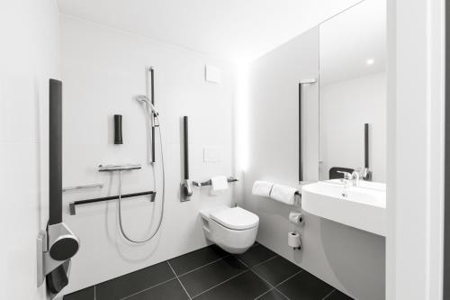 尼翁B&B HOTEL Nyon的白色的浴室设有卫生间和水槽。