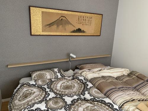 京都Gion Jizo的墙上照片的一张床位