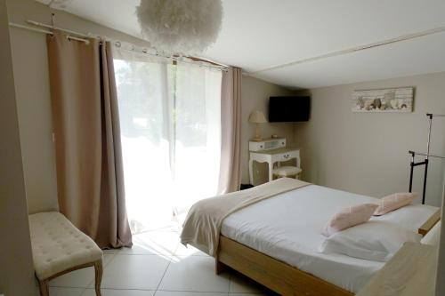 贝莱科伦菲尔美住宿加早餐旅馆的一间卧室设有一张床和一个大窗户