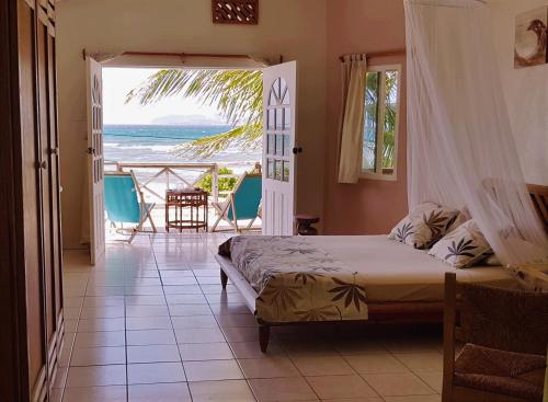 Union Island岛民酒店的一间卧室配有一张床,享有海景