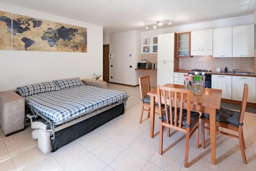 帕斯加特View House - Lake Como的一间卧室配有一张床铺和一张桌子,还设有一间厨房