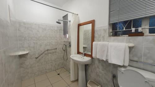 姆巴巴内Mountain View International by BON Hotels的一间带水槽、卫生间和镜子的浴室